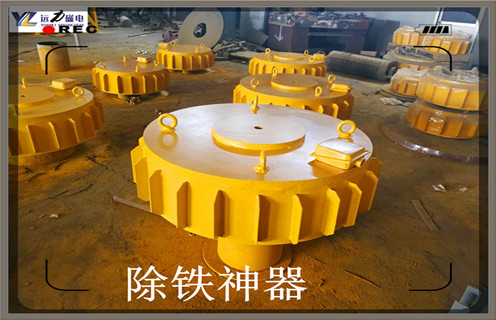辽宁电磁除铁器厂家品牌云南电磁除铁器品牌工作原理及内部结构，该系列产品由于采用计算机辅助设计优化改进了产品结构，其技术参数达到了国外产品的先进水平。注：CF表示铜芯绕组，RCDB-800干式电磁除铁器，CFL表示铝芯绕组。　RCDD系列干式自卸式电磁除铁器是一种用于自动清除粉状或块状非磁性物料中的杂铁的除铁装置。其内部采用电工***树脂浇注，自冷式全密封结构。具有透磁深度大、吸力强、防尘、防雨、耐腐蚀等优点，在极其恶劣的环境中仍能可靠运行。  一、辽宁电磁除铁器厂家品牌云南电磁除铁器品牌工作原理及内部结构  1、直流的NI是不变的，是恒磁动势，吸力F与间隙δ的平方成反比。  2、交流磁链ψ(磁通φ与线圈的一些匝数相交链ψ=Nφ)近似常数，是恒磁链磁路，自卸式电磁除铁器，吸力F与间隙δ关系不大。只是漏磁随间隙δ的增加而增加，故间隙δ增大F减小。   3、直流螺管式电磁铁中可获得边平坦的吸力特性。  4、导磁材料：直流整块软钢或工程纯铁，交流用硅钢片冲制叠铆而成。   5、铁心形状：直流为圆柱形，交流为矩形或圆形。   6、铁心分磁环：直流无，交流有。  7、线圈外形：直流细而高，交流短而粗。  8、振动情况：直流工作平稳无振动，交流有振动和噪音。   9、交流电磁铁比较重，除铁器，而且它的吸力特性不如直流电磁铁。